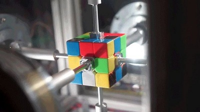 Cỗ máy Rubik's Contraption giải khối rubik trong 0,38 giây phá kỷ lục của con người